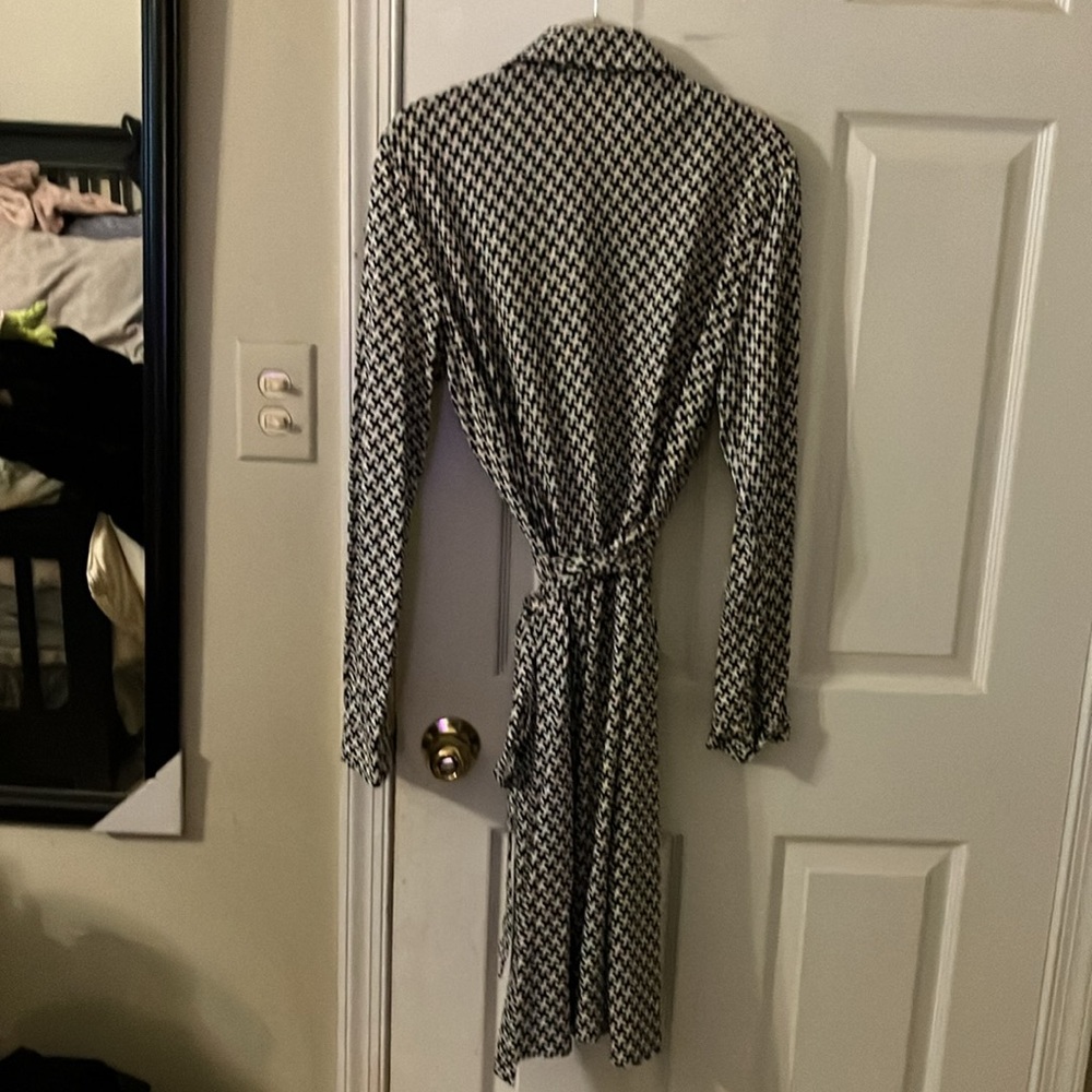 Diane Von Furstenberg- Iconic Shirt Waist Tie Dress Updated in Funky Pattern,EUC - Picture 9 of 11